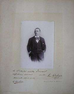 Jean Delvoye, buste en tenue de ville, photo par Ouvière de Marseille, dédicace sue le recto&nbsp;: « à l'illustre maître Ismaël affectueux souvenir son élève (signature) Jean Delvoye Marseille 1890-91-92-93 »
